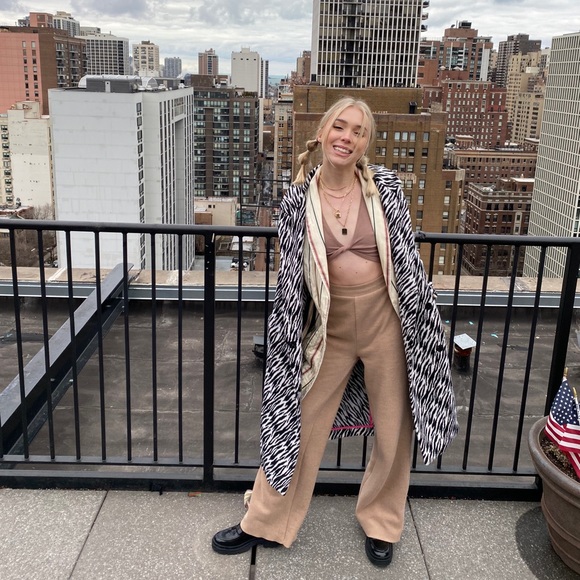 Meet your Posher, Julia - Picture 1 of 1